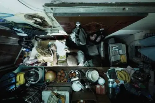 没见过香港的棺材房 ,你都不知道自己住得多幸福!