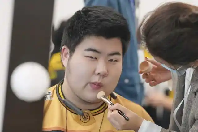 m战队,重庆qghappy这一次所上阵的队员是二队选手,可能有的人会有疑问