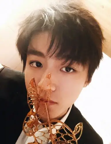 王俊凯最新室内帅气自拍写真图片