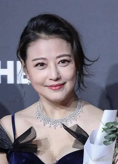 57岁周海媚近照曝光,眼袋比眼睛还大老态明显,被喊奶奶幽默回应