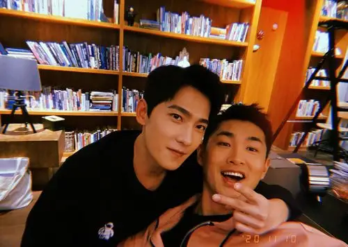 明星图片 大陆 男 杨洋 > 杨洋王彦霖欢乐开心合影帅照图片(2/2)