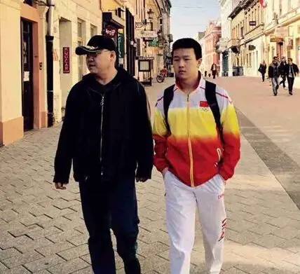 宋丹丹前夫英达16岁儿子曝光在国外学冰球图