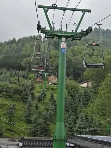 可以在索道缆车上欣赏五台山的美景!很多人乘坐!已经向朋友推荐了!
