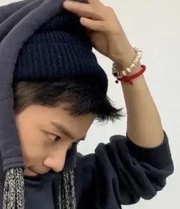 肖战最新自拍因数字被吐槽手戴的红绳寓意是他现在最大心愿