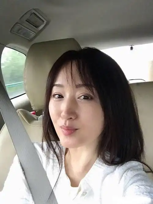 48岁杨钰莹晒素颜照脸部圆润皮肤白嫩网友像28岁