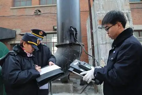 北京广播电影电视设备制造厂联合煤炭质量检查现场,两位质检员正在