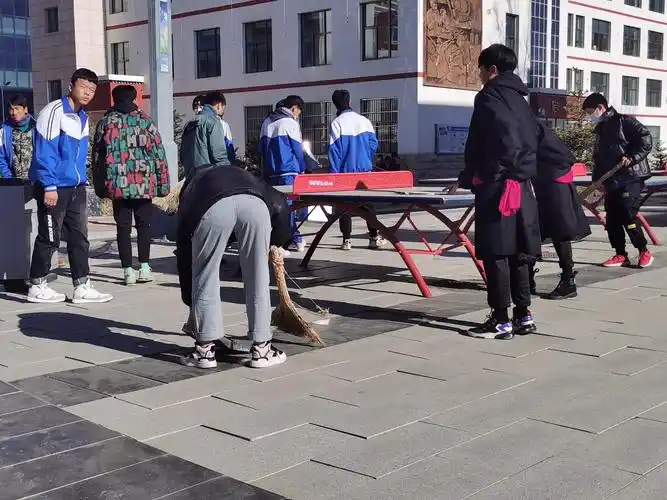 认真打扫卫生的同学们