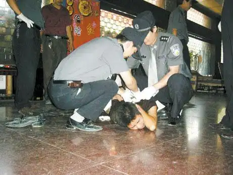 咸阳一外地男抢银行当场被擒(图)