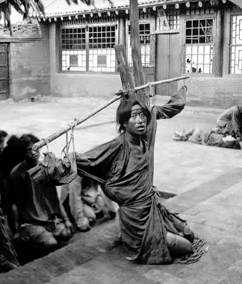 真实的清末老照片:一组特别残忍的带枷示众刑罚