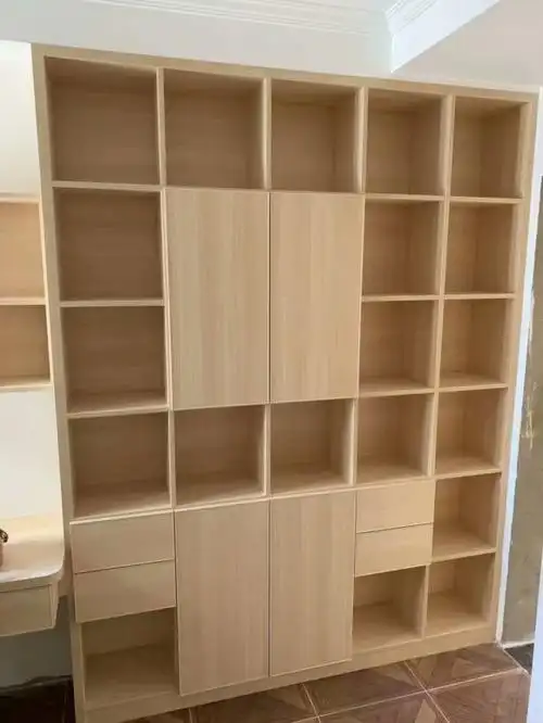 半墙书柜木工师傅现场制作