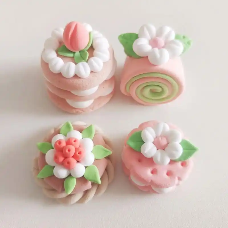 超轻粘土 粉色和绿色搭起来也很好看哇 做了一些小甜点,粉绿色的草莓