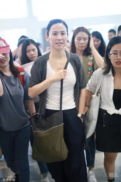 49岁宣萱扎马尾低调现身 风华不再显疲态