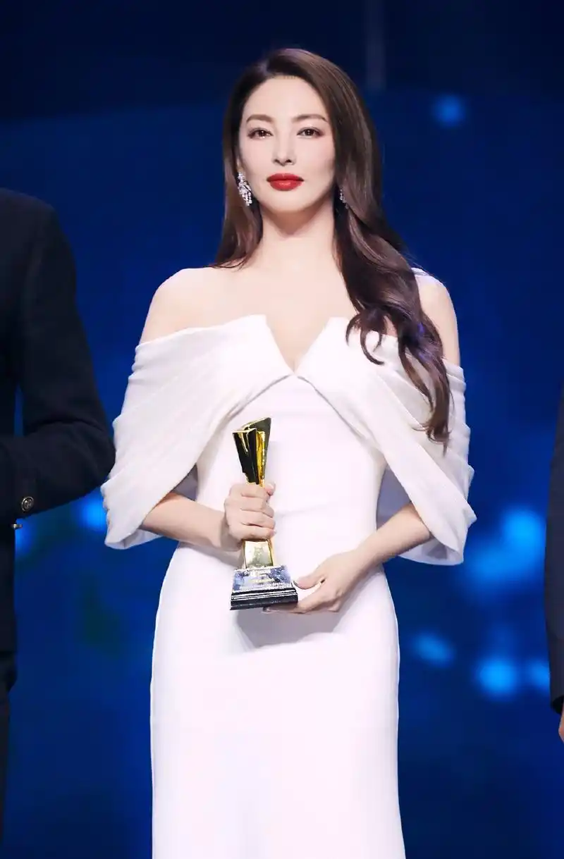 张雨绮蓝白礼裙亮相盛典,获最受欢迎艺人,感言不塌房是何梗?