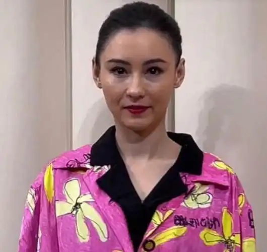 张柏芝脸也崩了生图下脸部肿胀双眼凹陷穿印花睡衣亮相大翻车