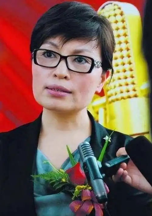 退休后的李瑞英,衣着朴素似普通妇女,独特的气质,依然温婉大气_张宇燕