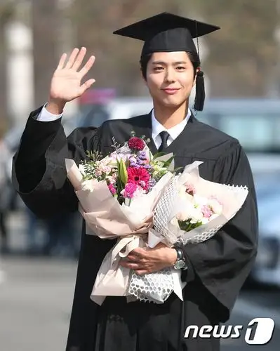 19人民网讯2月21日下午,韩国演员朴宝剑出席了明知大学毕业典礼