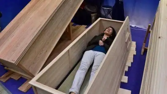 游客体验棺材舒适度