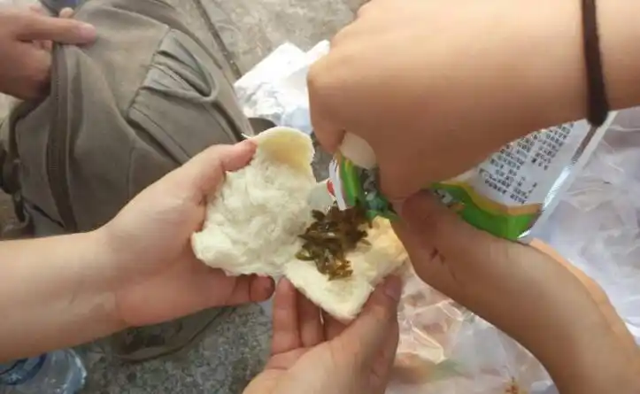 一口馒头夹榨菜,一杯开水一片希望