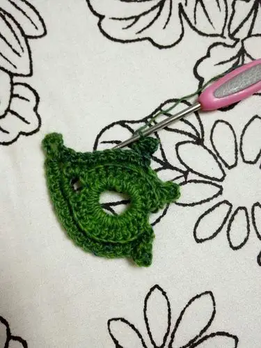 再5个辨子,用同样的方法钩狗牙,翻转.