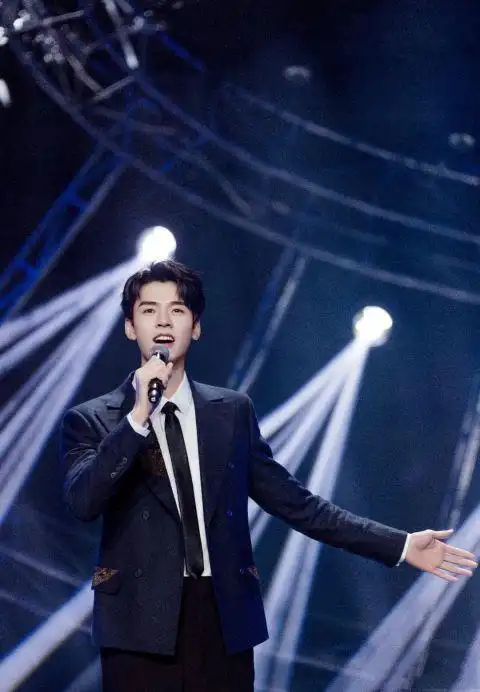 龚俊李易峰同台表演节目眼神对视毫无默契被网友调侃