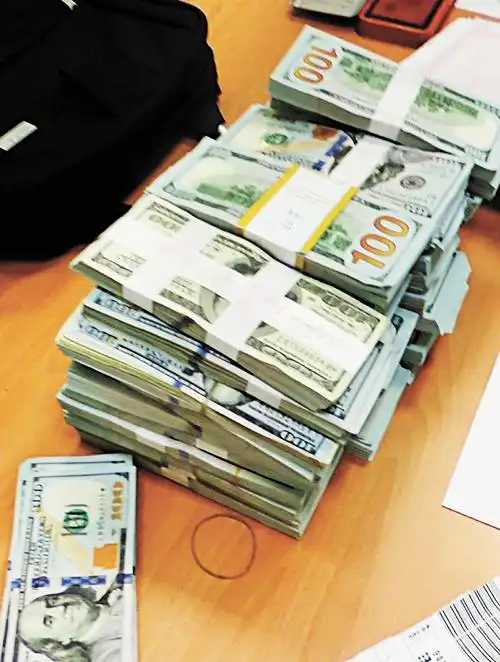 两名男子携带40万美元现金,其中38万美元全数没入.中央社