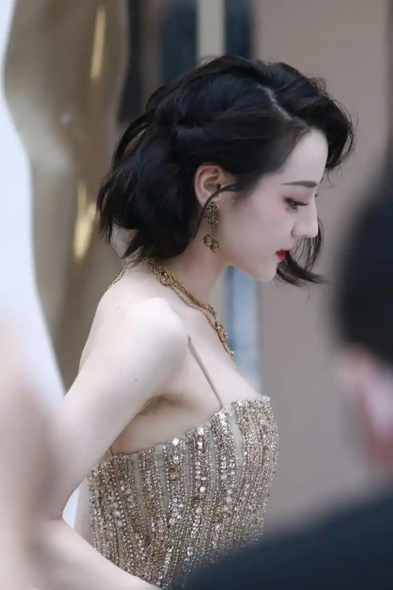 迪丽热巴短发侧颜好美