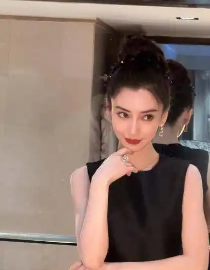 杨颖亮相活动,头小,脸小比例优越,笑起来依然是"饺子下巴"_工作_方面