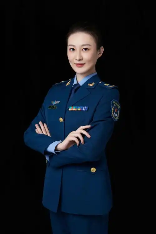 大雨中举起右拳的她是退役军人