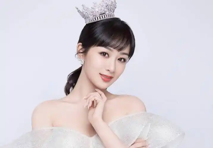 的皇冠和淡雅的妆容,给人眼前一亮的感觉,整个人看起来非常温柔又甜美