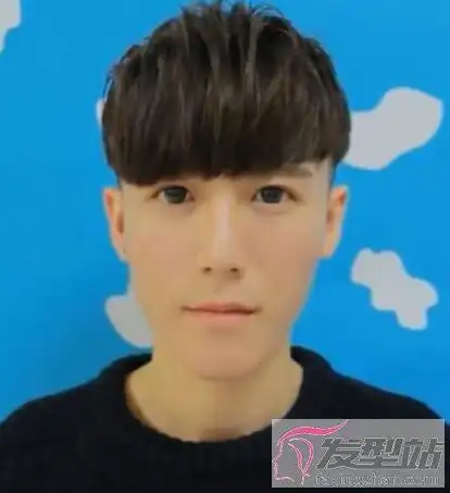 男生发型锅盖头两边刮掉个性十足打造酷炫潮男