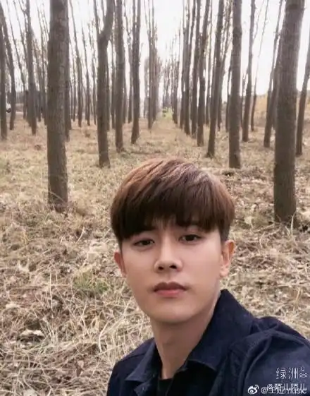 里面有化妆的功劳,所以不少小伙伴特别想知道任嘉伦卸妆后素颜的样子