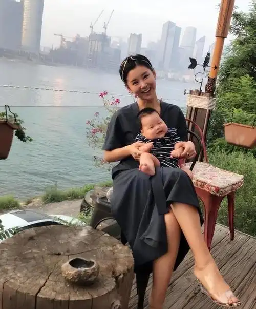 李小萌:嫁王雷10年生两子,37岁身材好似少女,出道20年不接吻戏|戏约