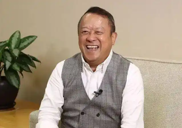 69岁曾志伟再惹争议,与俩异性贴脸不避嫌,把手放在女方胸部位置