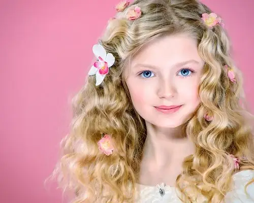 可爱的金发女孩,卷曲的头发,蓝色的眼睛,微笑 壁纸