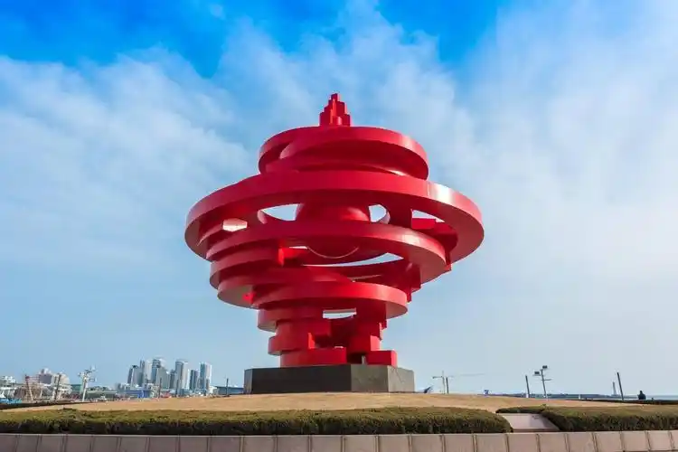 这里是青岛的标志性景点五四广场著名的五月的风的雕像