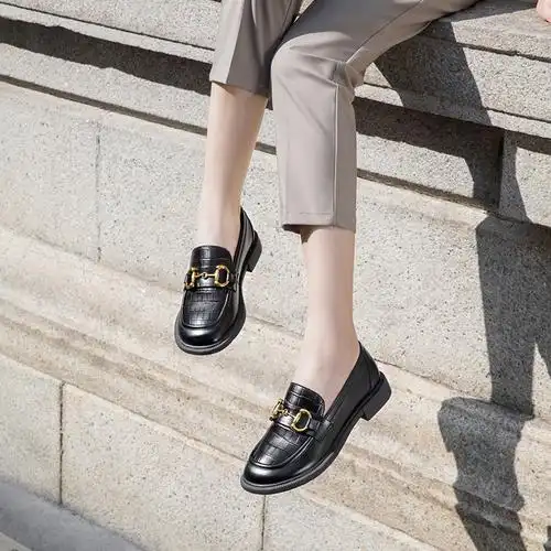 骆驼女鞋女2021秋季新款休闲真皮马衔扣平底乐福鞋小皮鞋舒适圆头