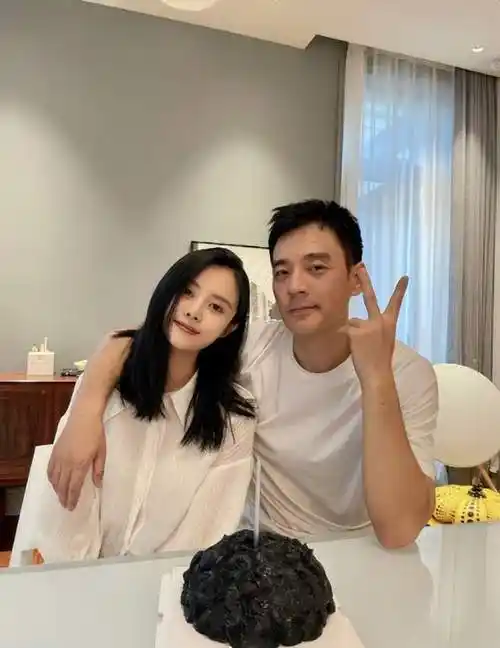 李光洁晒生日照手捧蛋糕和老婆搞怪自拍两人共享浪漫烛光晚餐