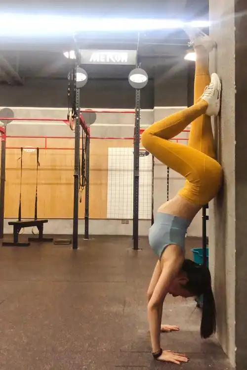 一名爱健身爱crossfit的美女主持人倒立照片走红网络曲线很美