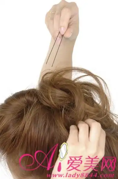 简单波波头扎法图解 蓬松刘海显高