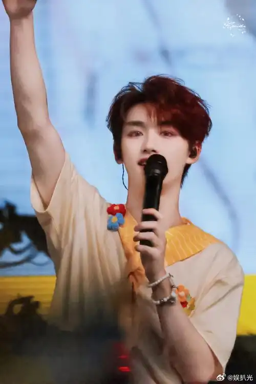 丁程鑫戴眼镜好奶