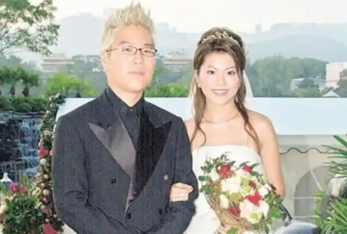 林晓峰43岁妻子近照,美貌依旧气质好,夫妻结婚十年却买不起房