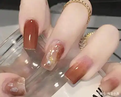 温柔显手白的美甲图片