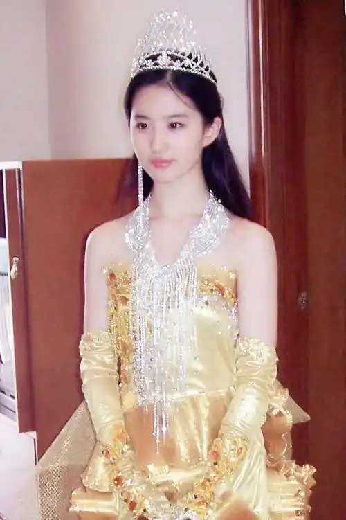 2005年,十八岁的刘亦菲出演《仙剑奇侠传》里的灵儿,是女娲后人,她