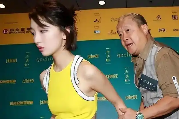 私生活靡乱不拉窗帘与男友玩拔萝卜被拍周冬雨暴露了本性