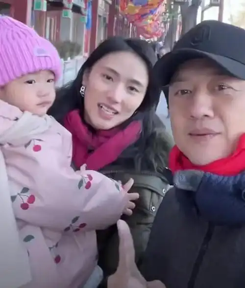 李亚鹏老婆昆明旅游一家7口坐火车吃泡面2岁女儿还喝奶粉