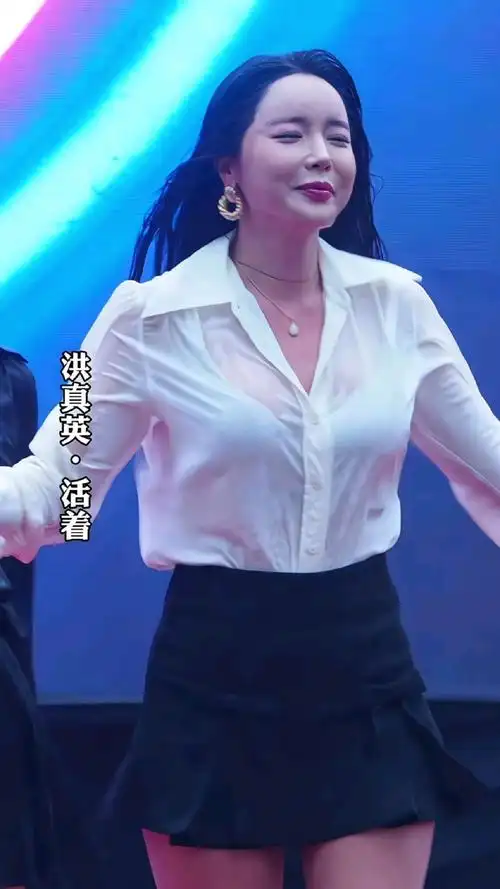 洪真英《活着》现场直拍!大雨中深情演唱