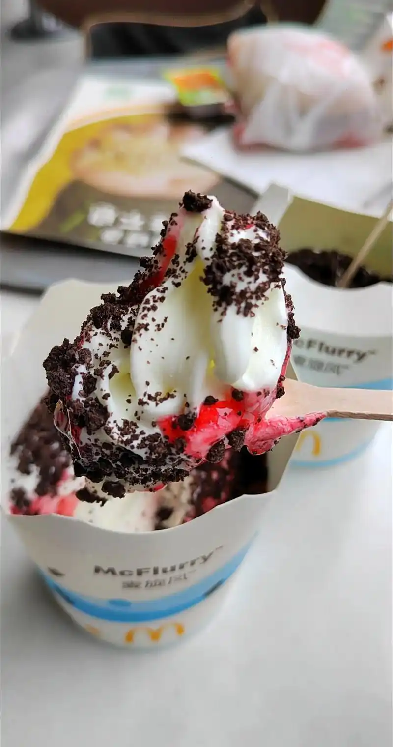 快冲,麦当劳麦旋风买一送一.#甜品治愈一切 #治愈系冰激凌
