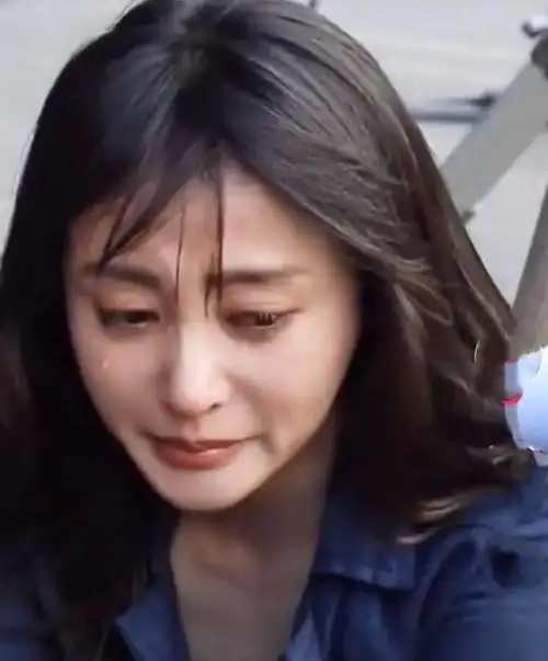 张天爱剧组崩溃大哭,工作人员不停安慰,得知原因后网友心疼了