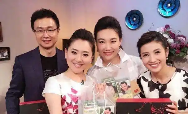 两人因为相亲认识,而妻子比张泽群小10岁,但是很支持他的工作,因为