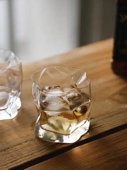 自由威士忌酒杯拍摄